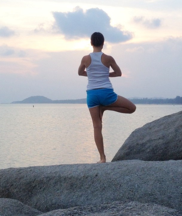 Yoga in riva al mare